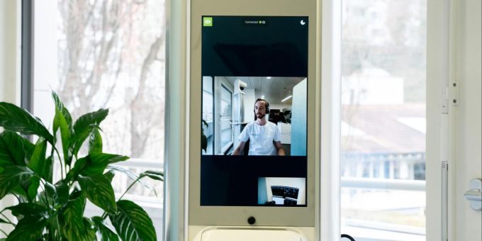 Im Luzerner Kantonsspital (Luks) erreichen Patienten die Pfleger per Videocall. virtuelle Pflege