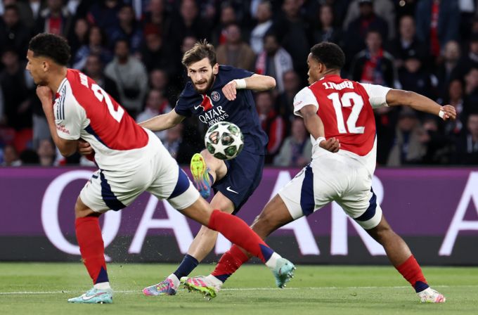 Khvicha Kvaratskhelia schlenzt den Ball an den Pfosten. UEFA Champions League