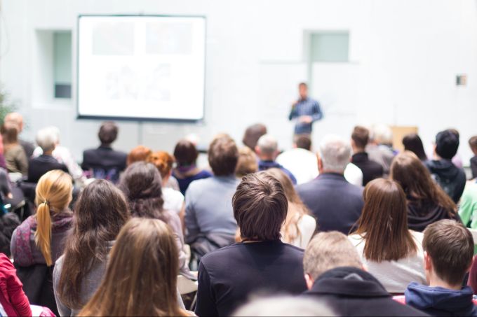 Viele Zuwanderer verfügen nicht von vornherein über die schulischen Voraussetzungen, um einen Arbeitsplatz zu finden. Zuwanderer