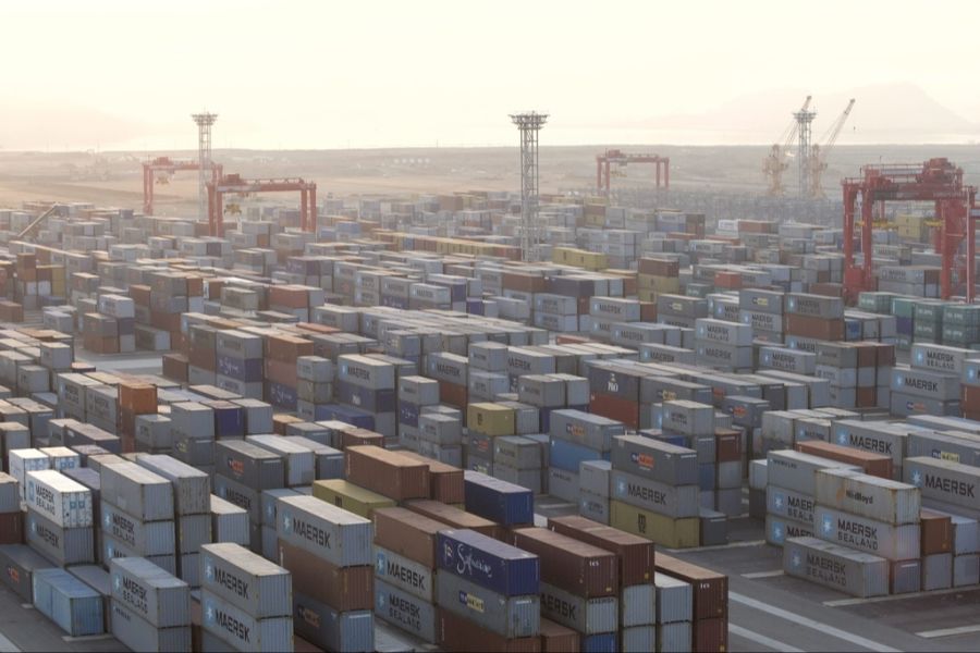 Chinesische Waren werden laut einem Bericht in Nachbarländer verkauft und von dort aus in die USA weiter exportiert. Hier der Hafen von Gwangyang in Südkorea. (Archivbild)