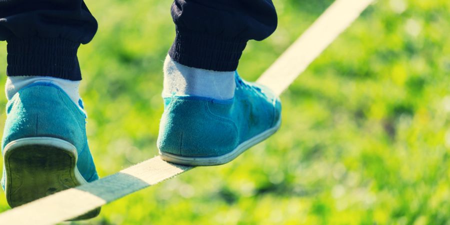 Füsse Slackline Rasen