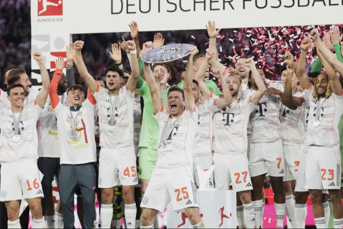 Thomas Müller streckt die Meisterschale in die Luft. thomas Müller