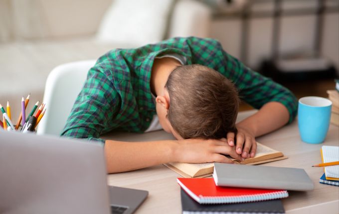 Der übliche Schulplan kollidiert mit dem verschobenen zirkadianen Rhythmus der Heranwachsenden und macht dem erschöpften Teenager das tägliche Funktionieren schwierig. erschöpfter schüler