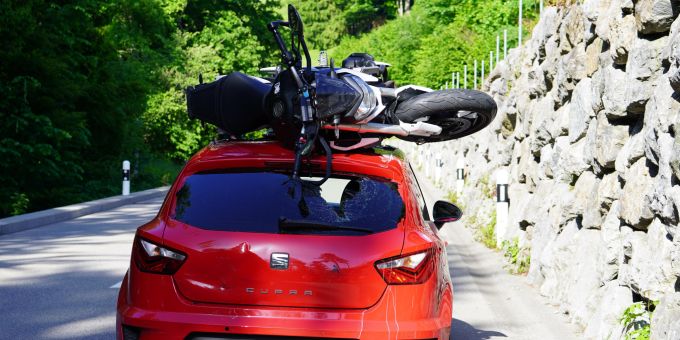 Spektakulärer Unfall in Hulftegg SG: Das Motorrad landete auf dem Autodach. unfall