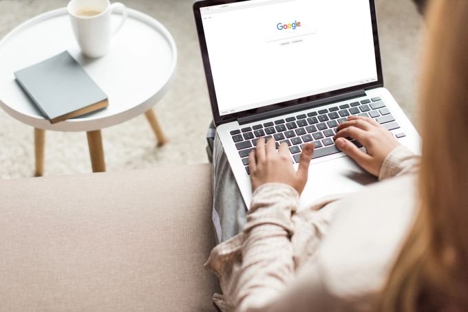 Anwender sollten ihre Passwörter ändern und für jede Plattform individuelle Log-ins nutzen. (Symbolbild) apple google
