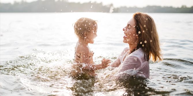 Mutter und Kund im Wasser