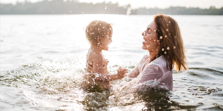 Mutter und Kund im Wasser