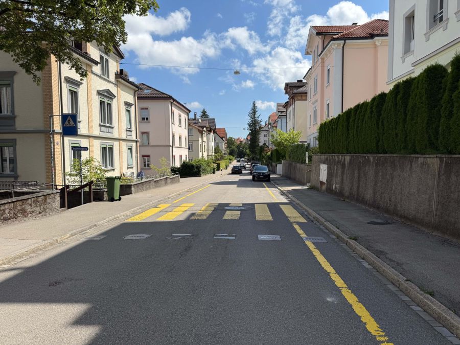 Die Unfallstelle in St. Gallen, wo ein Autofahrer verunfallt ist.