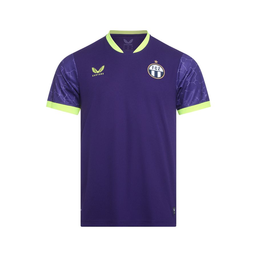 Auswärts läuft der FCZ in Violett mit neon-gelbgrünen Akzenten und einem Blitz-Muster auf den Ärmeln auf.
