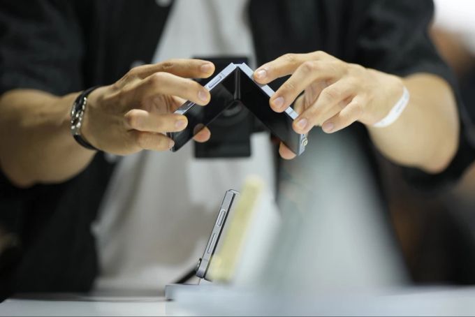 Neben dem Galaxy S24 setzt SAMSUNG auch die Verteilung des One-UI-7-Updates für die neuen Foldables aus. samsung galaxy s24 update