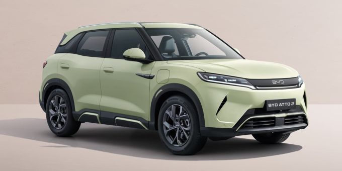 Das Äussere des Atto 2 zeichnet sich durch BYDs «Dragon Face»-Designsprache aus, mit scharf gezeichneten LED-Scheinwerfern und einem markanten Kühlergrill. Bad Atto 2