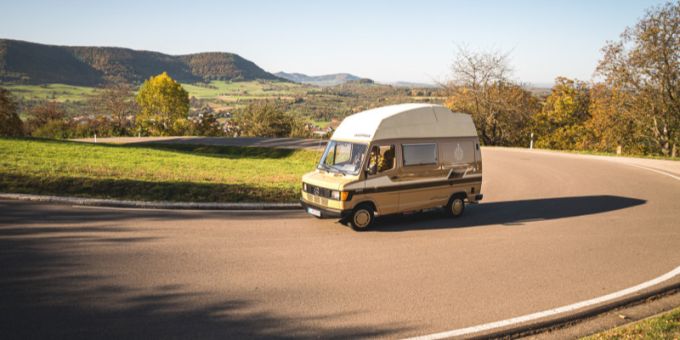 Der erste Marco Polo erblickte 1984 auf Basis des robusten Mercedes-Benz 209 D das Licht der Welt und begründete damit eine Ära komfortablen Reisens im kompakten Format. Mercedes-Benz 209 D