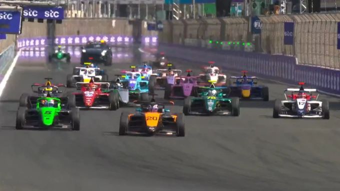 McLaren-Pilotin Ella Lloyd gewann den Start gegen Sauber-Talent Emma Felbermayr. F1 Academy McLaren Sauber