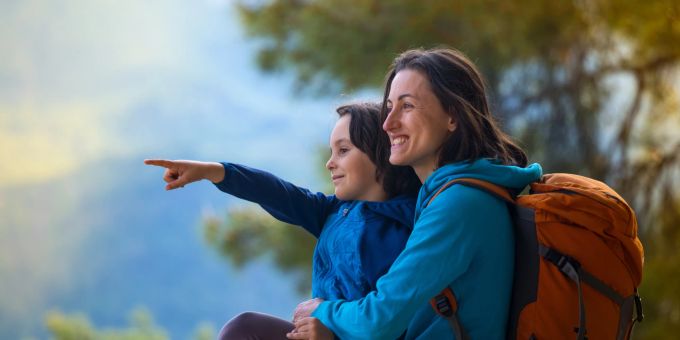 Wer mit einem empathischen Kind verreist, sollte auf einige Besonderheiten achten. Mutter und Kund in der Natur