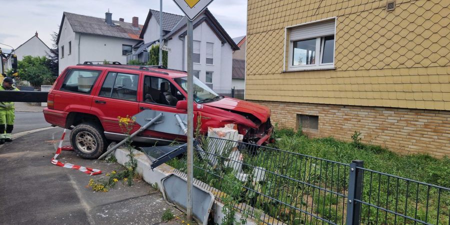 Die beiden Fahrerinnen wurden bei dem Unfall leicht verletzt und in ein Krankenhaus gebracht.