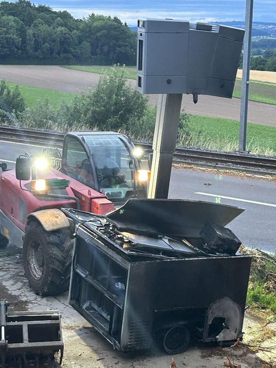 Die ausgebrannte Radaranlage wurde abtransportiert und befindet sich nun bei der Kantonspolizei.