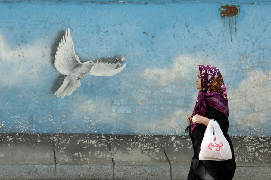 Eine Friedenstaube an einer Wand in Teheran: Wann der Krieg vorbei ist, kann derzeit niemand abschätzen.
