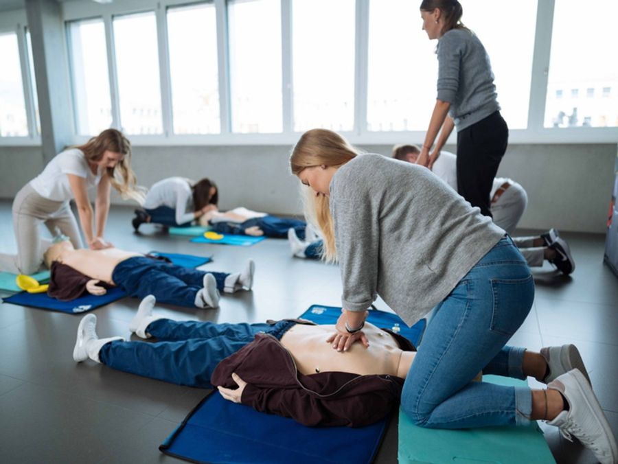 Trockenübung Herzmassage
