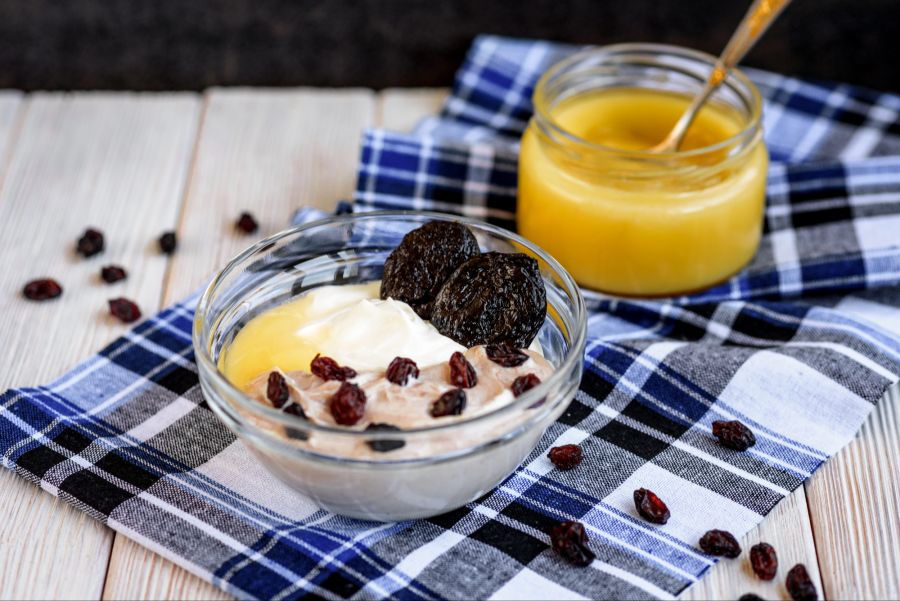 Joghurt mit Rosinen, Honig und Trockenpflaumen
