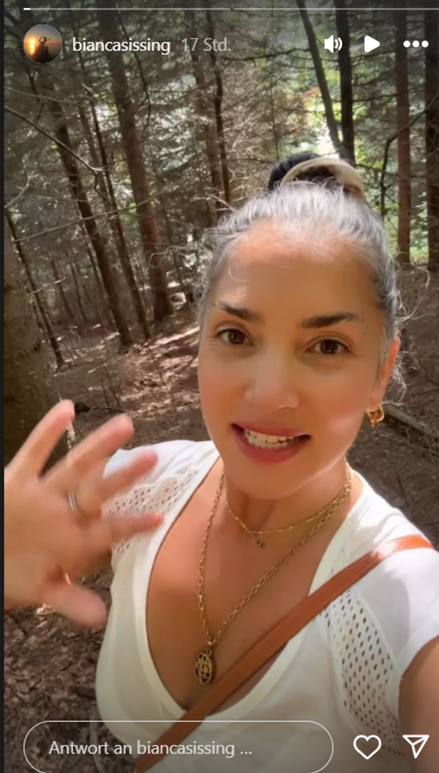 Bianca Sissing geniesst den 1. August allein im Wald.
