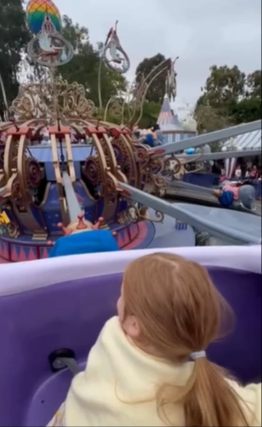 Töchterchen Lili hat schon lange Haare.