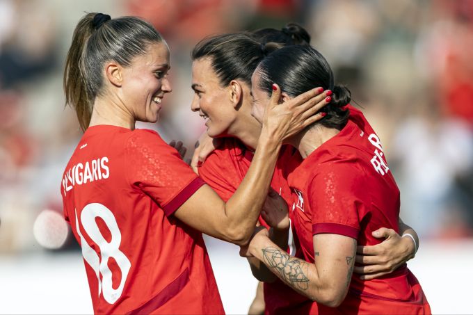 Die Schweizerinnen feiern das Tor zum 2:1 durch Géraldine Reuteler. Schweizer Nati