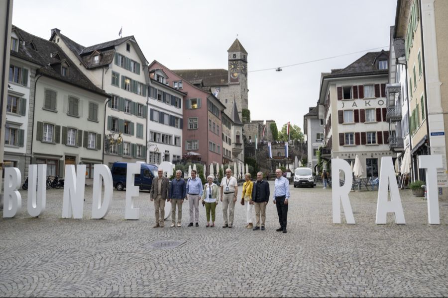 Der Bundesrat mit Martin Pfister, Beat Jans, Albert Rösti, Elisabeth Baume-Schneider, Guy Parmelin, Präsidentin Karin Keller-Sutter, Ignazio Cassis und Bundeskanzler Viktor Rossi, von links, posiert vor dem Schloss Rapperswil im Rahmen der Bundesratsreise, am 26. Juni 2025.