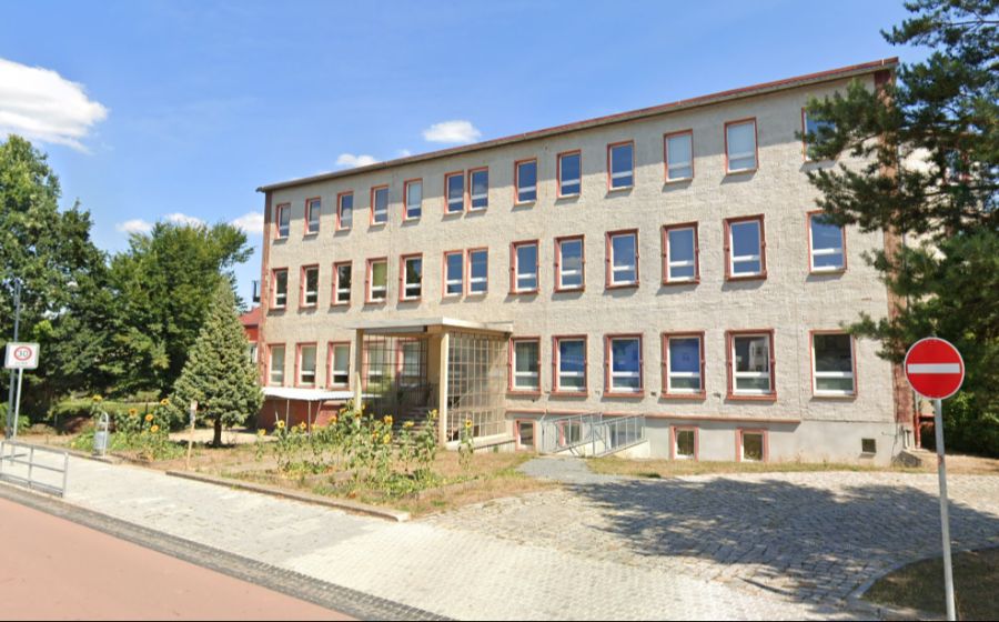An der «Hans-Settegast»-Schule hat ein Schüler eine Nazi-Parole in ein Mikrofon gerufen.