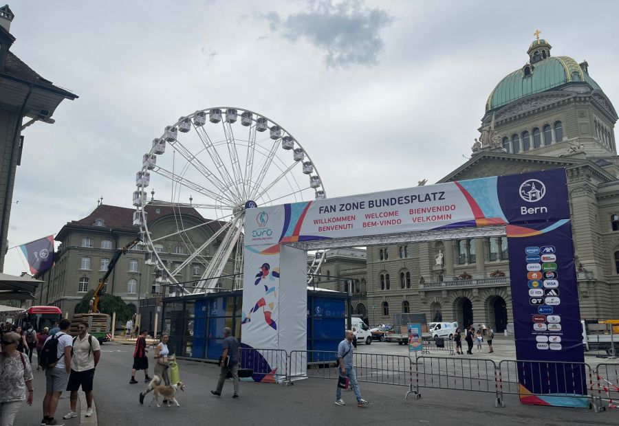 Auf dem Bundesplatz entsteht für die WEURO 2025 eine grosse Fan-Zone.