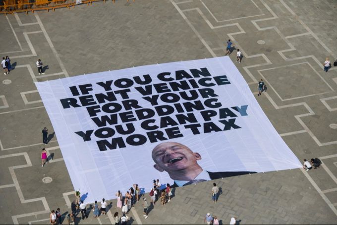 In Venedig wird gegen die Hochzeitsfeier von Bezos protestiert. Bezos