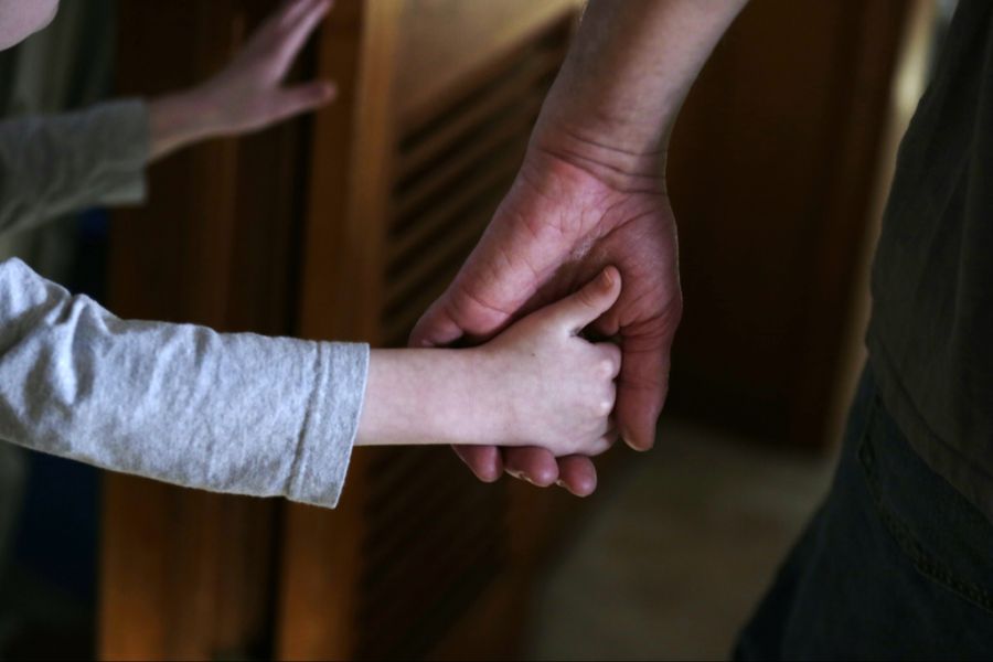 Kind hält Hand