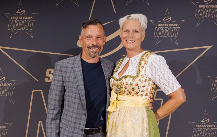 Marie Bergling, Coordinator Finance, Services & Marketing SIHF, mit Partner Andreas Scherer.