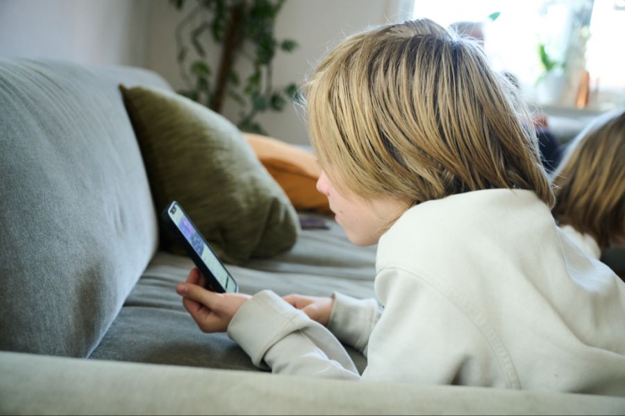 Fachpersonen betonen, dass Eltern ihre Kinder bei der Nutzung von Social Media begleiten sollten. (Symbolbild)