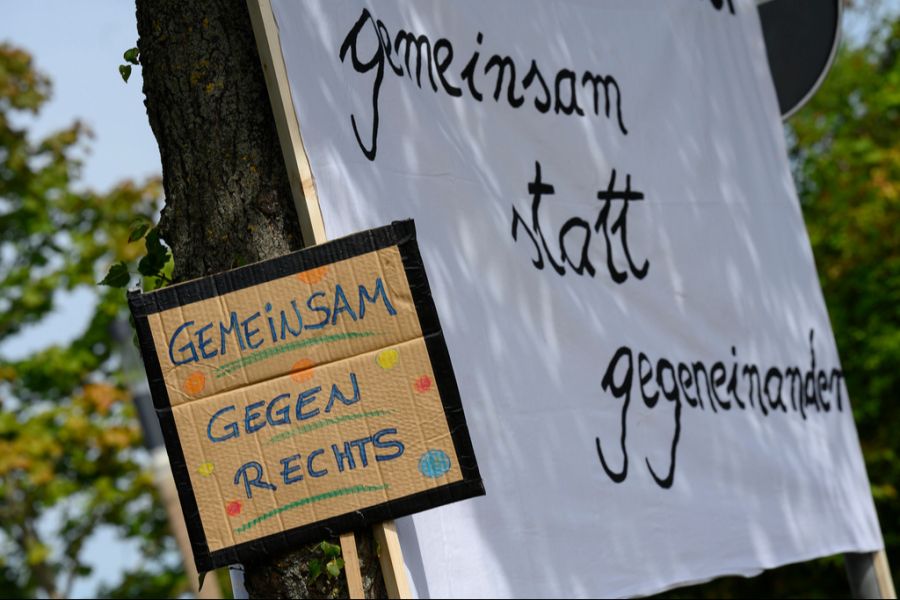 Polarisierung: Plakat gegen Rechts