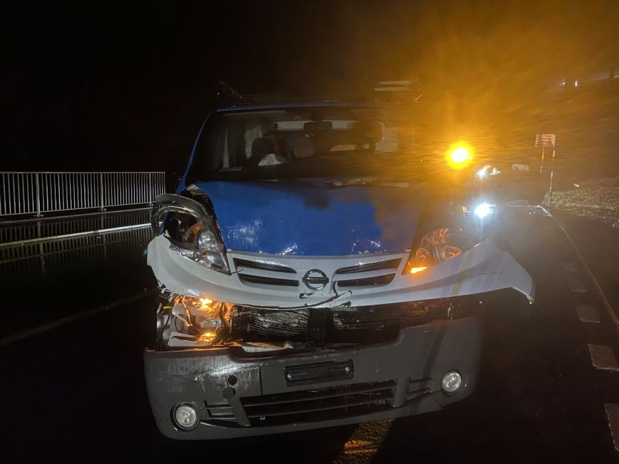 Aufgrund der Frontalkollision kam es zu einem Auffahrunfall