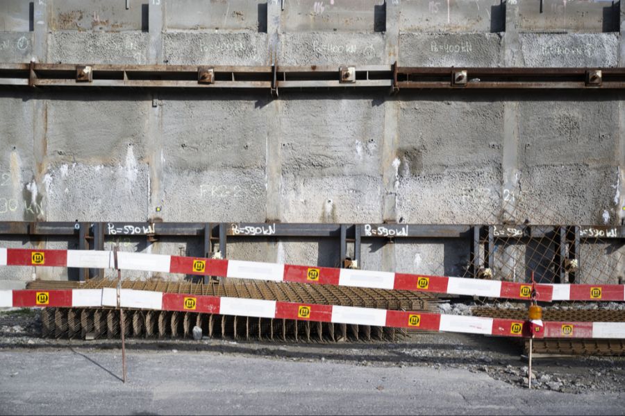 Eine Baustellenlatte traf die Frontscheibe eines Autos. (Symbolbild)