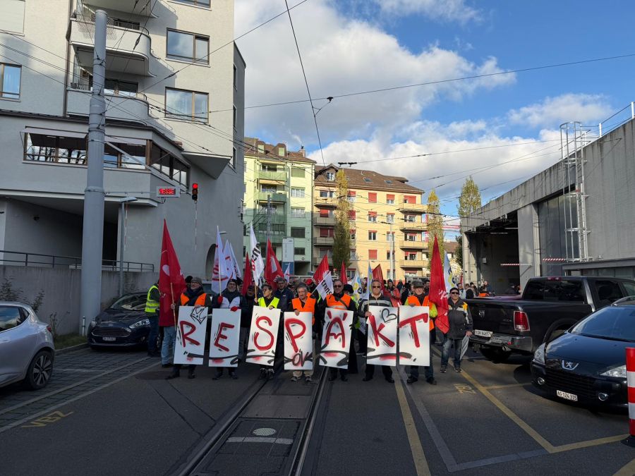 Die Tram-Fahrer demonstrierten in Zürich-Oerlikon gegen die Überbelastung.