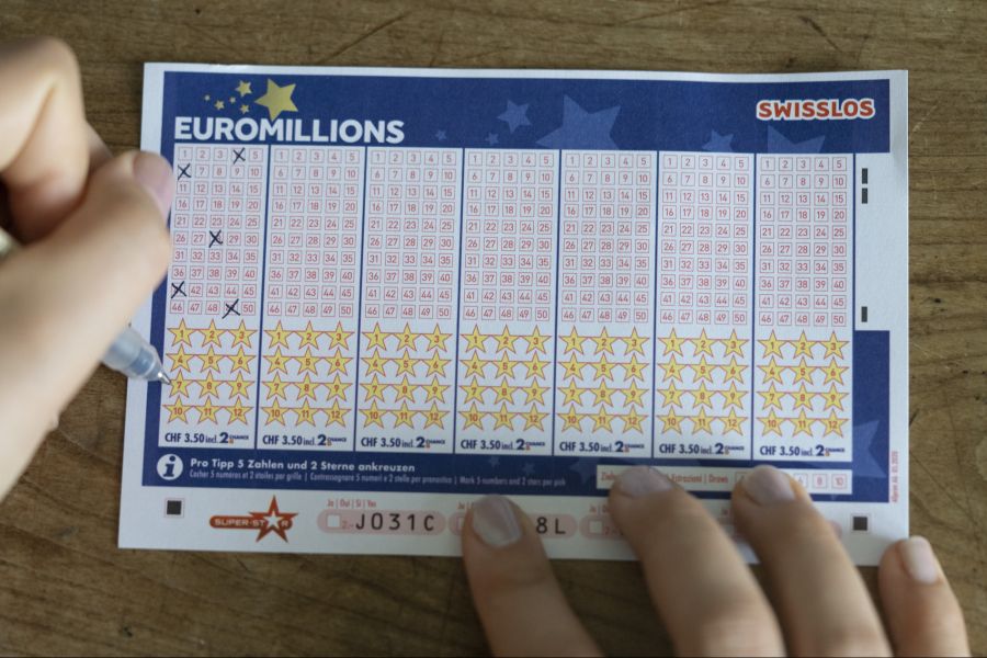 Er wähnt sich schon auf Reisen oder beim Kauf eines Ferienhauses in Griechenland.