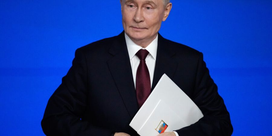 Der russische Präsident Wladimir Putin verlässt seine jährliche Pressekonferenz. Foto: Pavel Bednyakov/AP/dpa