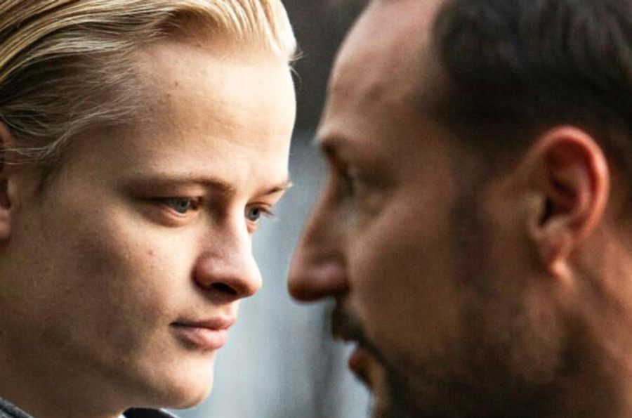 Mette-Marit brachte Marius aus einer früheren Beziehung in die Ehe, und Kronprinz Haakon übernahm von Marius' drittem Lebensjahr an die Rolle des fürsorglichen Stiefvaters.