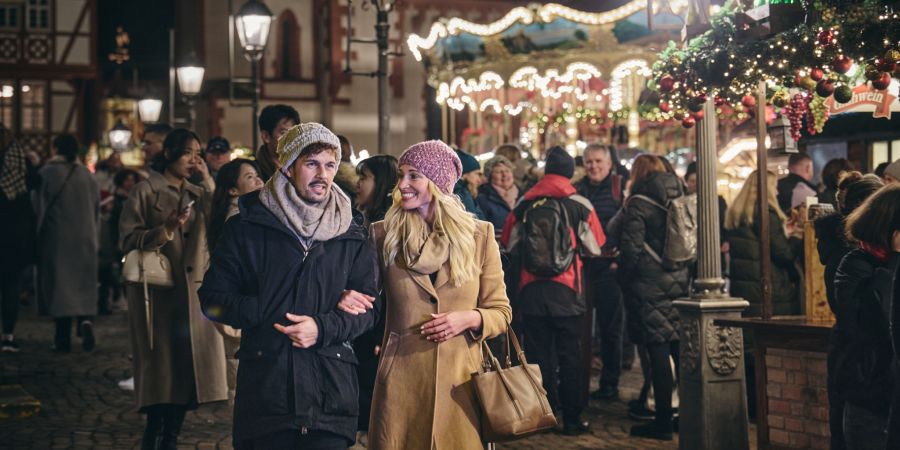 Während der Adventszeit werden die deutschen Märkte zu einem zauberhaften Weihnachtsparadies.