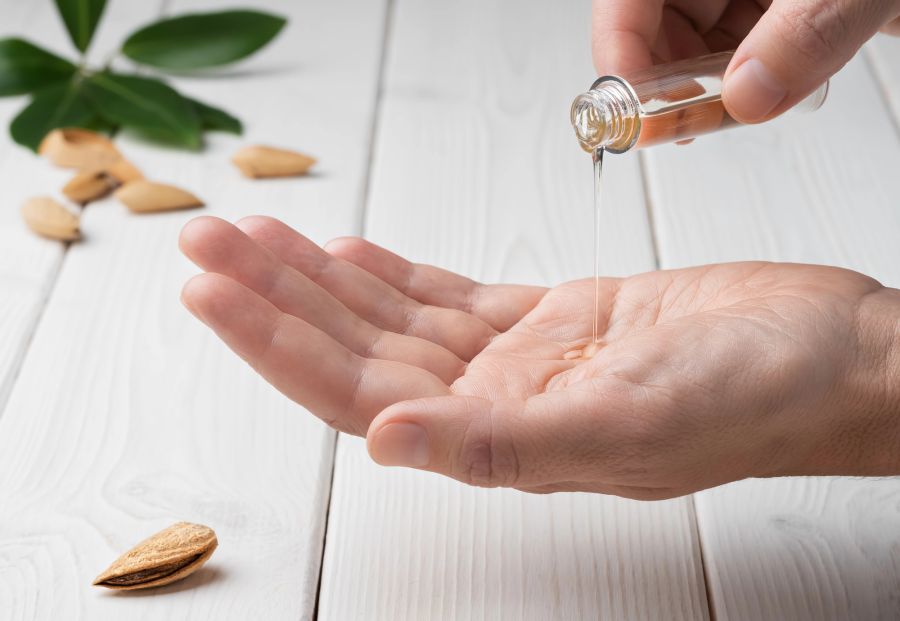Person gibt Öl auf die Hand