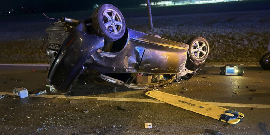 Mit Knochenbrüchen kroch der Lenker aus seinem auf dem Dach liegenden Fahrzeug: Er war gemäss Polizeiangaben «deutlich alkoholisiert».