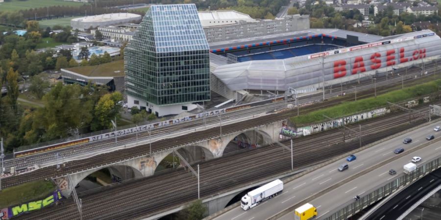 Der FC Basel und die Stadiongenossenschaft haben nach Differenzen rund um Mietrückstände für die Benutzung des Joggeli das Kriegsbeil begraben. (Archivbild)