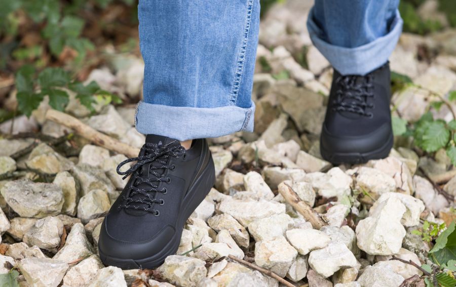 Der wasserabweisende Allzweckschuh Filipa Black WR vereint Stil und Funktion für jedes Wetter.