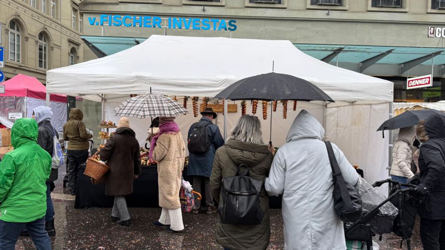 Die Leute am Zibelemärit sind dick in warme Kleidung eingepackt und oftmals ausgerüstet mit einem Regenschirm.