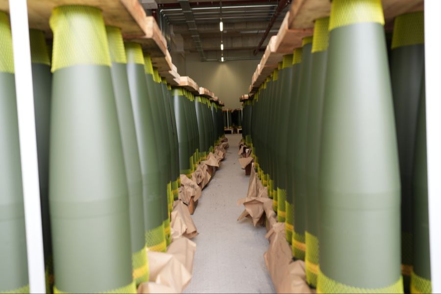 Dieser Boom der Waffenfabriken schreitet dreimal schneller voran als in Friedenszeiten. Hier Artilleriegeschosse in einer neuen Munitionsfabrik des Rüstungsunternehmens Rheinmetall. (Archivb
