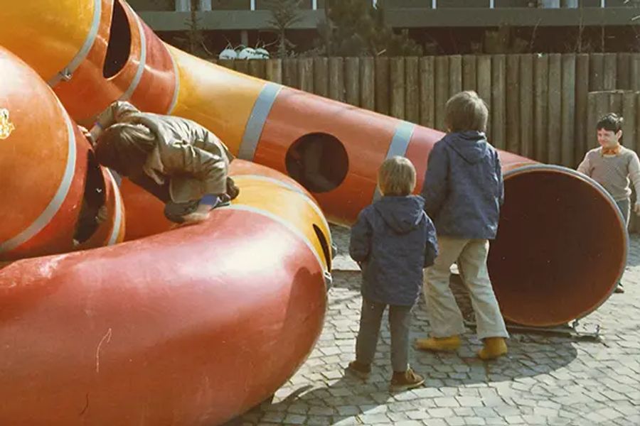 Die kleinen Besucher freuten sich bereits damals über eine Rutschbahn.