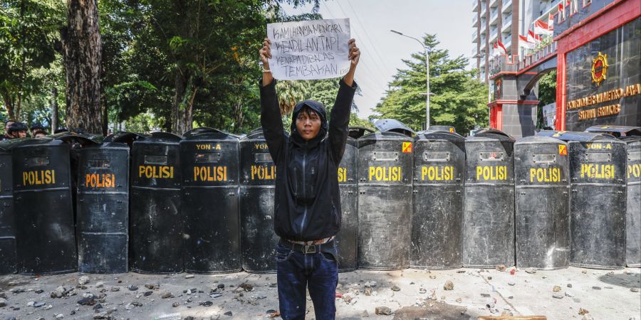 Protest following the death of a motorbike driver during a protest against the housing allowance for parliament member