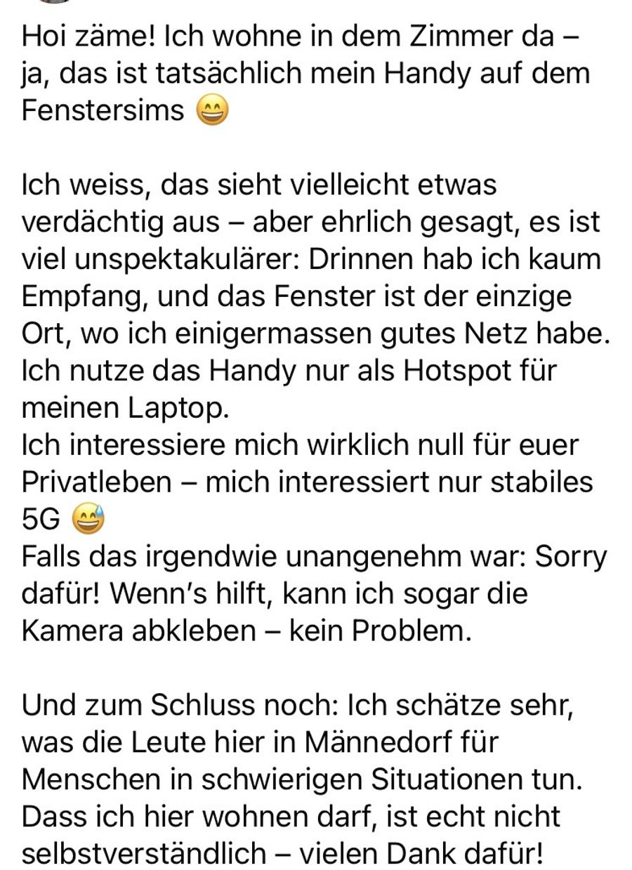 Die Bewohnerin der Asylunterkunft erklärt, dass sie das Handy ins Fenster gestellt hat, weil sie schlechten Handyempfang hat.